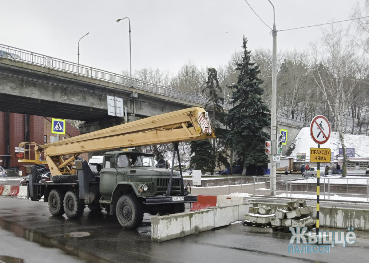 На площади Примостовой в Мозыре ограничено движение транспорта, появилась  спецтехника. Узнали, какие работы там ведутся - Жыцце Палесся