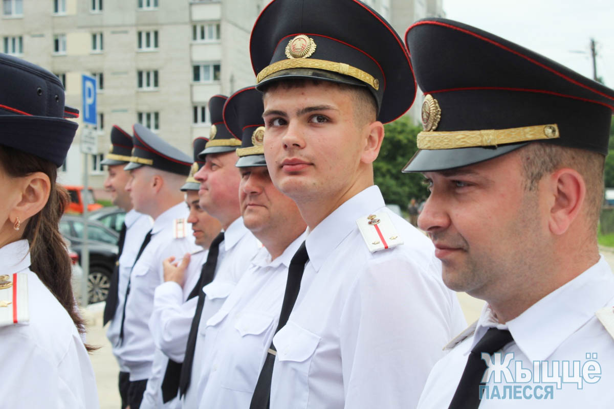 Мемориальную доску в память о погибших при исполнении служебных  обязанностей сотрудниках открыли в Мозырском РОВД - Жыцце Палесся